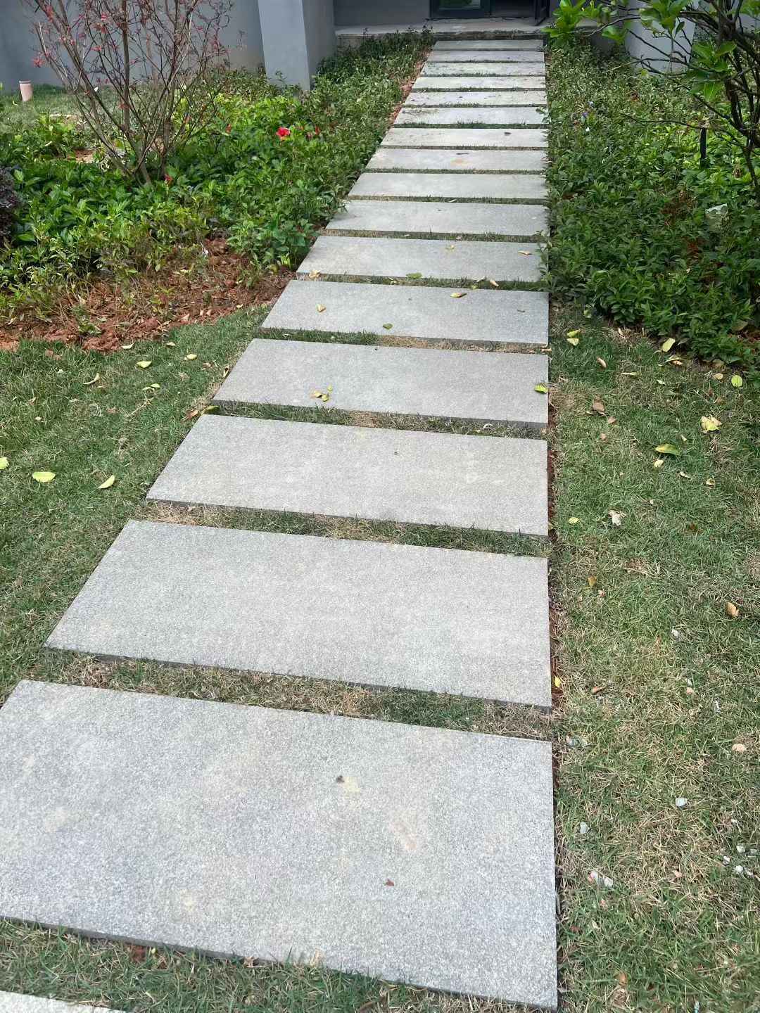 莆田 芝麻黑小区踏步、汀步石铺装效果